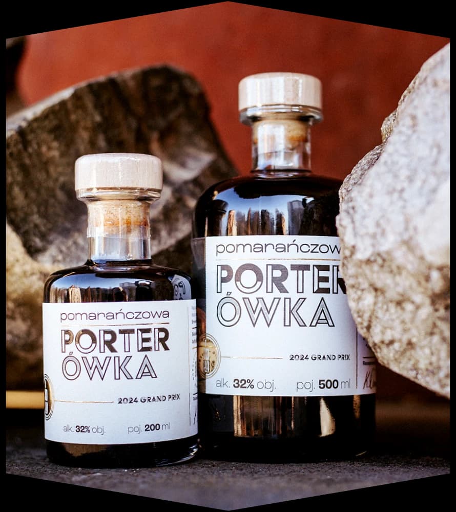 Butelki Porterówki BGH — 200 i 500 ml — ustawione między kamieniami