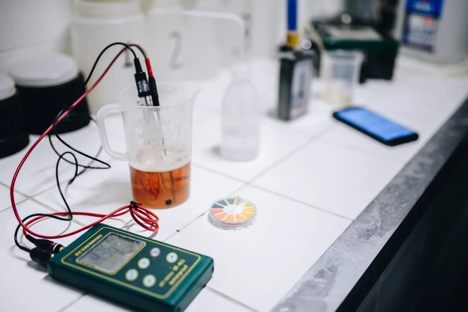 Miernik laboratoryjny z elektrodami zanurzonymi w zlewce z piwem